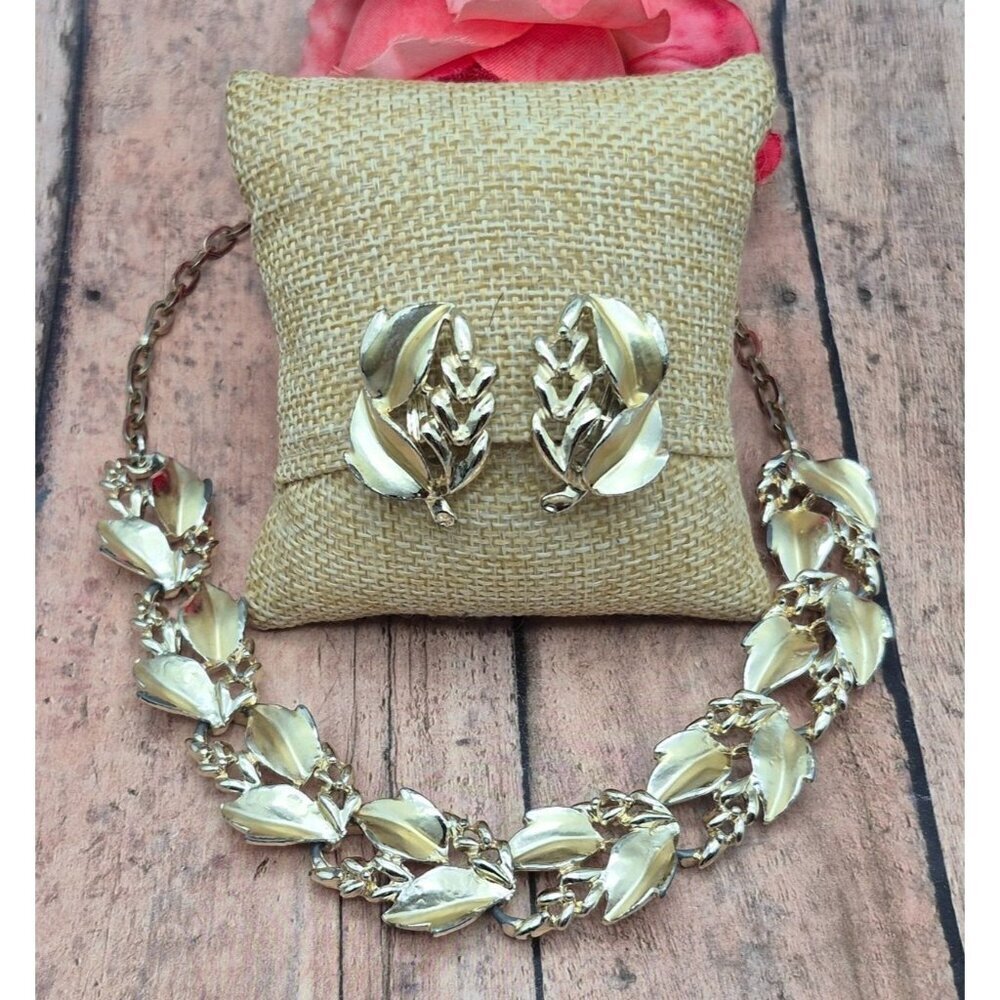 Vintage Costume Jewelry Set Collar Necklace & Clip Earrings Gold Tone Leaves